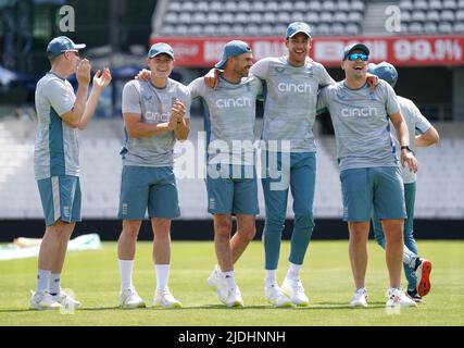 Harry Brook, Matthew Potts, James Anderson, Stuart Broad e Alex Lees in Inghilterra reagiscono durante una sessione di reti allo stadio Emerald Headingley di Leeds. Data foto: Martedì 21 giugno 2022. Foto Stock