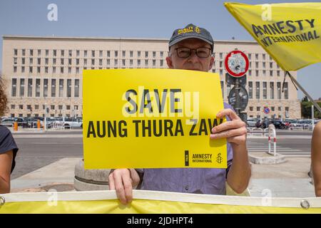 Roma, RM, Italia. 21st giugno 2022. Amnesty attivisti internazionali di fronte al Ministero degli Esteri di Roma protestano contro quattro condanne a morte annunciate dalle autorità militari del Myanmar. (Credit Image: © Matteo Nardone/Pacific Press via ZUMA Press Wire) Foto Stock