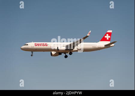 18.06.2022, Berlino, Germania, Europa - Un Airbus Swiss Airlines A321-200 per passeggeri si avvicina all'aeroporto di Berlino Brandeburgo BER per l'atterraggio. Foto Stock