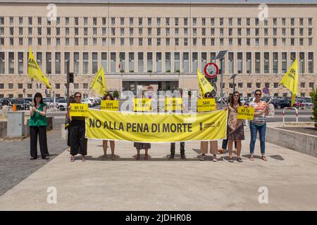 Roma, RM, Italia. 21st giugno 2022. Amnesty attivisti internazionali di fronte al Ministero degli Esteri di Roma protestano contro quattro condanne a morte annunciate dalle autorità militari del Myanmar. (Credit Image: © Matteo Nardone/Pacific Press via ZUMA Press Wire) Foto Stock