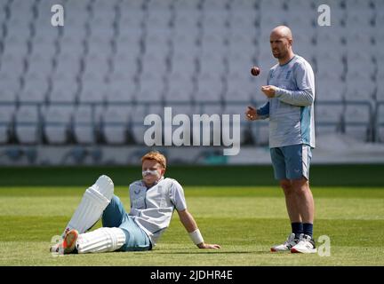 Ollie Pope e Jack Leach in Inghilterra durante una sessione di reti allo stadio Emerald Headingley di Leeds. Data foto: Martedì 21 giugno 2022. Foto Stock