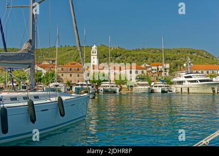 Porto turistico di Skradin vicino alle cascate di Krka e al Parco Nazionale di Krka, vicino a Sibenik in Croazia. Foto Stock