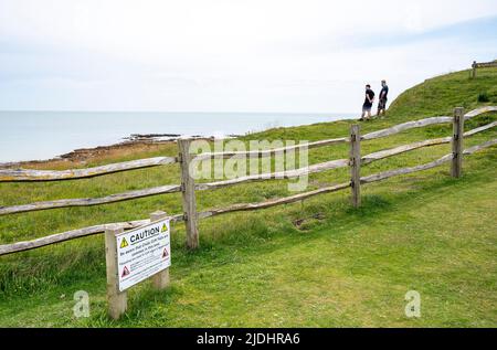 Seaford Giugno 2022 - i camminatori godono di una giornata calda ma sovrascolata a Cuckmere Haven dalle famose scogliere di Seven Sisters vicino a Seaford nel Sussex orientale sul Solstizio d'estate come il tempo caldo è previsto per i prossimi giorni: Credit Simon Dack / Alamy Live News Foto Stock