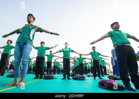 Ahmedabad, Gujarat, India. 21st giugno 2022. Sig. Bhufendra Patel, Il Ministro Capo dello Stato del Gujarat in India si è Unito alla celebrazione a livello di stato della Giornata Internazionale dello Yoga 8th a Ahmedabad City e ha eseguito lo Yoga con tutti i presenti e ha consigliato agli artisti di eseguire regolarmente lo Yoga per mantenere una buona salute e la pace della mente che è molto richiesta in questi giorni di stile di vita frenetico. Sembra che la copertura della giornata di yoga massiccia era più di 7.000 persone che hanno partecipato all'evento, compresi gli studenti della scuola. (Credit Image: © Saurabh Sirohiya/ZUMA Press Wire) Foto Stock