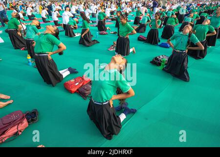 Ahmedabad, Gujarat, India. 21st giugno 2022. Sig. Bhufendra Patel, Il Ministro Capo dello Stato del Gujarat in India si è Unito alla celebrazione a livello di stato della Giornata Internazionale dello Yoga 8th a Ahmedabad City e ha eseguito lo Yoga con tutti i presenti e ha consigliato agli artisti di eseguire regolarmente lo Yoga per mantenere una buona salute e la pace della mente che è molto richiesta in questi giorni di stile di vita frenetico. Sembra che la copertura della giornata di yoga massiccia era più di 7.000 persone che hanno partecipato all'evento, compresi gli studenti della scuola. (Credit Image: © Saurabh Sirohiya/ZUMA Press Wire) Foto Stock