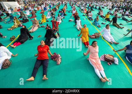 Ahmedabad, Gujarat, India. 21st giugno 2022. Sig. Bhufendra Patel, Il Ministro Capo dello Stato del Gujarat in India si è Unito alla celebrazione a livello di stato della Giornata Internazionale dello Yoga 8th a Ahmedabad City e ha eseguito lo Yoga con tutti i presenti e ha consigliato agli artisti di eseguire regolarmente lo Yoga per mantenere una buona salute e la pace della mente che è molto richiesta in questi giorni di stile di vita frenetico. Sembra che la copertura della giornata di yoga massiccia era più di 7.000 persone che hanno partecipato all'evento, compresi gli studenti della scuola. (Credit Image: © Saurabh Sirohiya/ZUMA Press Wire) Foto Stock