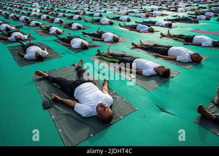 Ahmedabad, Gujarat, India. 21st giugno 2022. Sig. Bhufendra Patel, Il Ministro Capo dello Stato del Gujarat in India si è Unito alla celebrazione a livello di stato della Giornata Internazionale dello Yoga 8th a Ahmedabad City e ha eseguito lo Yoga con tutti i presenti e ha consigliato agli artisti di eseguire regolarmente lo Yoga per mantenere una buona salute e la pace della mente che è molto richiesta in questi giorni di stile di vita frenetico. Sembra che la copertura della giornata di yoga massiccia era più di 7.000 persone che hanno partecipato all'evento, compresi gli studenti della scuola. (Credit Image: © Saurabh Sirohiya/ZUMA Press Wire) Foto Stock