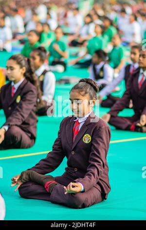 Ahmedabad, Gujarat, India. 21st giugno 2022. Sig. Bhufendra Patel, Il Ministro Capo dello Stato del Gujarat in India si è Unito alla celebrazione a livello di stato della Giornata Internazionale dello Yoga 8th a Ahmedabad City e ha eseguito lo Yoga con tutti i presenti e ha consigliato agli artisti di eseguire regolarmente lo Yoga per mantenere una buona salute e la pace della mente che è molto richiesta in questi giorni di stile di vita frenetico. Sembra che la copertura della giornata di yoga massiccia era più di 7.000 persone che hanno partecipato all'evento, compresi gli studenti della scuola. (Credit Image: © Saurabh Sirohiya/ZUMA Press Wire) Foto Stock