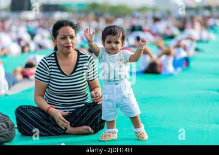 Ahmedabad, Gujarat, India. 21st giugno 2022. Sig. Bhufendra Patel, Il Ministro Capo dello Stato del Gujarat in India si è Unito alla celebrazione a livello di stato della Giornata Internazionale dello Yoga 8th a Ahmedabad City e ha eseguito lo Yoga con tutti i presenti e ha consigliato agli artisti di eseguire regolarmente lo Yoga per mantenere una buona salute e la pace della mente che è molto richiesta in questi giorni di stile di vita frenetico. Sembra che la copertura della giornata di yoga massiccia era più di 7.000 persone che hanno partecipato all'evento, compresi gli studenti della scuola. (Credit Image: © Saurabh Sirohiya/ZUMA Press Wire) Foto Stock