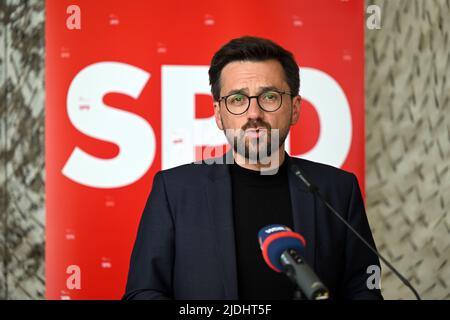 Duesseldorf, Germania. 21st giugno 2022. Thomas Kutschaty, presidente del gruppo parlamentare del DOCUP Renania Settentrionale-Vestfalia, fa una dichiarazione al parlamento di Stato. Il SPD e il FDP nel parlamento di Stato della Renania settentrionale-Vestfalia vogliono continuare la commissione d'inchiesta sul disastro provocato dalle inondazioni del luglio 2021. Credit: Federico Gambarini/dpa/Alamy Live News Foto Stock