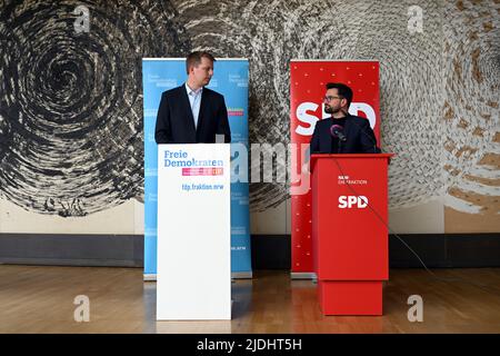 Duesseldorf, Germania. 21st giugno 2022. Thomas Kutschaty (l), presidente del gruppo parlamentare dello stato della DOCUP Renania Settentrionale-Vestfalia, e Henning Höne (r), presidente del gruppo parlamentare dello stato del DFP, fanno una dichiarazione al parlamento di Stato. Il SPD e il FDP nello Stato della Renania settentrionale-Vestfalia il parlamento intende continuare la commissione d'inchiesta sul disastro provocato dalle inondazioni del luglio 2021. Credit: Federico Gambarini/dpa/Alamy Live News Foto Stock