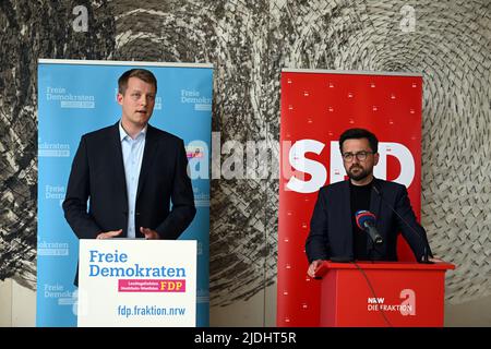 Duesseldorf, Germania. 21st giugno 2022. Thomas Kutschaty (l), presidente del gruppo parlamentare dello stato della DOCUP Renania Settentrionale-Vestfalia, e Henning Höne (r), presidente del gruppo parlamentare dello stato del DFP, fanno una dichiarazione al parlamento di Stato. Il SPD e il FDP nello Stato della Renania settentrionale-Vestfalia il parlamento intende continuare la commissione d'inchiesta sul disastro provocato dalle inondazioni del luglio 2021. Credit: Federico Gambarini/dpa/Alamy Live News Foto Stock