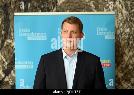 Duesseldorf, Germania. 21st giugno 2022. Henning Höne, presidente del gruppo parlamentare dello Stato del FDP, fa una dichiarazione al parlamento di Stato. Il SPD e il FDP nel parlamento di Stato della Renania settentrionale-Vestfalia vogliono continuare la commissione d'inchiesta sul disastro provocato dalle inondazioni del luglio 2021. Credit: Federico Gambarini/dpa/Alamy Live News Foto Stock