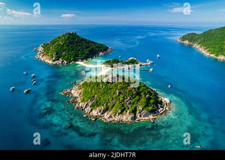 Foto aerea dell'idilliaca isola tropicale di Koh Nang Yuan e del suo famoso punto di vista, la Thailandia Foto Stock