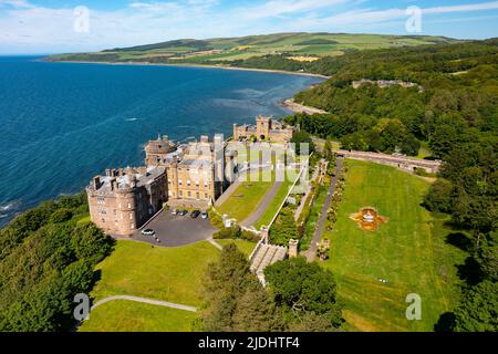 Vista aerea dal drone del Castello di Culzean in Ayrshire, Scozia, Regno Unito Foto Stock