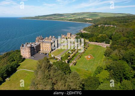 Vista aerea dal drone del Castello di Culzean in Ayrshire, Scozia, Regno Unito Foto Stock