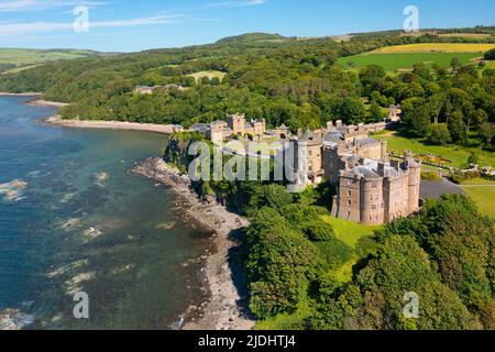 Vista aerea dal drone del Castello di Culzean in Ayrshire, Scozia, Regno Unito Foto Stock