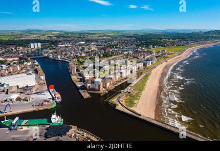 Vista aerea dal drone della città di Ayr sulla costa di Firth di Clyde in Ayrshire, Scozia, Regno Unito Foto Stock