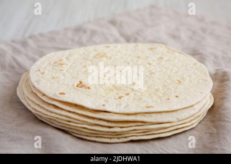 Tortillas di mais messicane fatte in casa in una pila, vista dall'alto. Disposizione  piatta, sovratesta, dall'alto Foto stock - Alamy