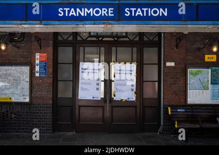 Londra, Regno Unito. 21 giugno 2022. Segnaletica alla stazione della metropolitana di Stanmore alla fine della linea Jubilee il giorno di uno sciopero ferroviario nazionale dove i membri della ferrovia, marittima e dei trasporti (RMT) chiedono un miglioramento della retribuzione e delle condizioni. Ai pendolari è stato detto di cercare di lavorare da casa, se possibile. Credit: Stephen Chung / Alamy Live News Foto Stock