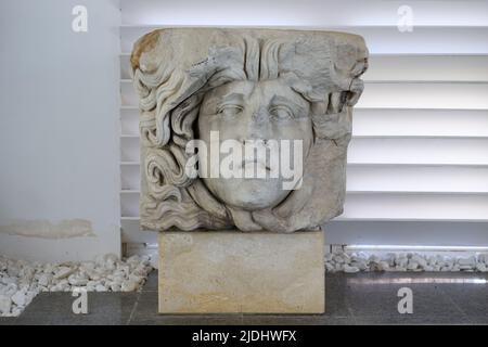 Marmorskulpturen und Statuen im Museum von Aphrodisias Antica Città, Denizli, Tuerkei |sculture in marmo e statue all'interno del museo di Aphrodisias A. Foto Stock