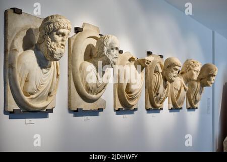 Marmorskulpturen und Statuen im Museum von Aphrodisias Antica Città, Denizli, Tuerkei |sculture in marmo e statue all'interno del museo di Aphrodisias A. Foto Stock