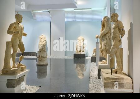 Marmorskulpturen und Statuen im Museum von Aphrodisias Antica Città, Denizli, Tuerkei |sculture in marmo e statue all'interno del museo di Aphrodisias A. Foto Stock