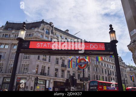 Londra, Regno Unito. 21st giugno 2022. Il cartello "Station CLOSED" si trova presso la stazione della metropolitana di Oxford Circus, mentre il più grande sciopero ferroviario nazionale degli ultimi 30 anni colpisce il Regno Unito. Il sindacato RMT (Rail, Maritime and Transport Workers) sta mettendo in scena scali di protesta contro retribuzioni insoddisfacenti, tagli al governo e condizioni di lavoro. Credit: SOPA Images Limited/Alamy Live News Foto Stock