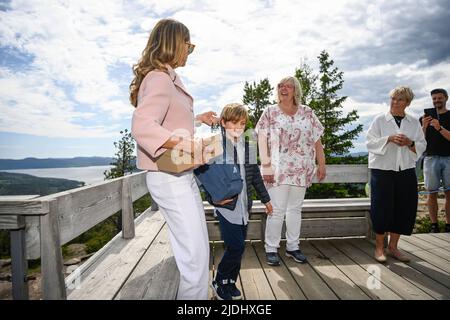 Il principe Nicolas e la principessa Madeleine con il governatore della contea Berit Hogman (a destra) e Malin Svanholm (al centro), presidente del consiglio comunale di Kramfors, in cima a Skuleberget in Svezia, 21 giugno 2022. Il principe ha presentato un regalo - un paio di scarpe e uno zaino Fjällräven. Foto: Patrick Trägårdh / TT / code 60190 Foto Stock