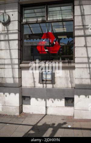 NAT West Red Bank logo appeso nella finestra del ramo Eastleigh hampshire UK fotografato da fuori del ramo sopra la scatola di deposito. Foto Stock