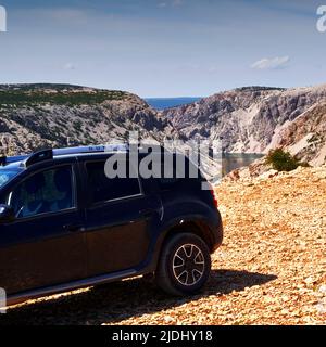 Zrmanje, Croazia, 4 maggio 2022: Veicolo fuoristrada nero sul bordo della gola per il canyon di Zrmanje Foto Stock