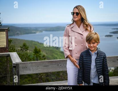 Il Principe Nicolas e la Principessa Madeleine in cima a Skuleberget in Svezia, 21 giugno 2022. Foto: Patrick Trägårdh / TT / code 60190 Foto Stock