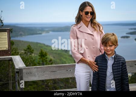 Il Principe Nicolas e la Principessa Madeleine in cima a Skuleberget in Svezia, 21 giugno 2022. Foto: Patrick Trägårdh / TT / code 60190 Foto Stock