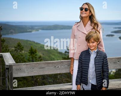 Il Principe Nicolas e la Principessa Madeleine in cima a Skuleberget in Svezia, 21 giugno 2022. Foto: Patrick Trägårdh / TT / code 60190 Foto Stock