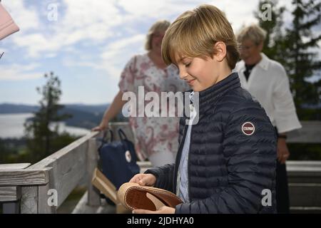 Il principe Nicolas e la principessa Madeleine con il governatore della contea Berit Hogman (a destra) e Malin Svanholm (al centro), presidente del consiglio comunale di Kramfors, in cima a Skuleberget in Svezia, 21 giugno 2022. Il principe ha presentato un regalo - un paio di scarpe e uno zaino Fjällräven. Foto: Patrick Trägårdh / TT / code 60190 Foto Stock