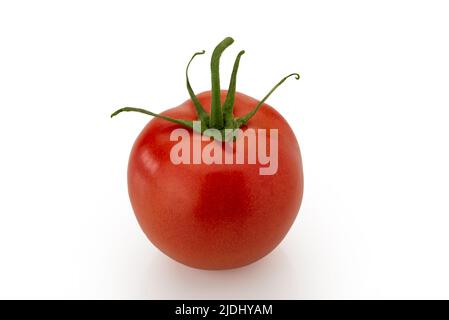 Pomodoro rosso maturo isolato su bianco, sentiero di taglio inclinato Foto Stock