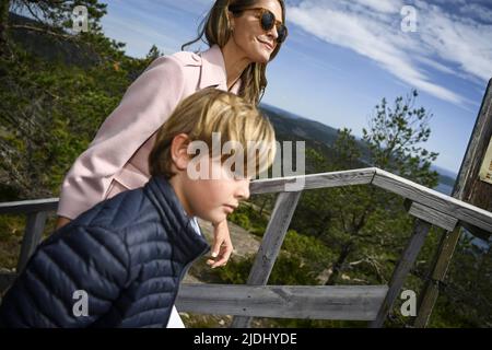 Il Principe Nicolas e la Principessa Madeleine in cima a Skuleberget in Svezia, 21 giugno 2022. Foto: Patrick Trägårdh / TT / code 60190 Foto Stock