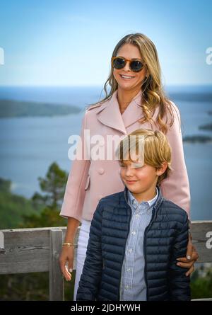 Il Principe Nicolas e la Principessa Madeleine in cima a Skuleberget in Svezia, 21 giugno 2022. Foto: Patrick Trägårdh / TT / code 60190 Foto Stock