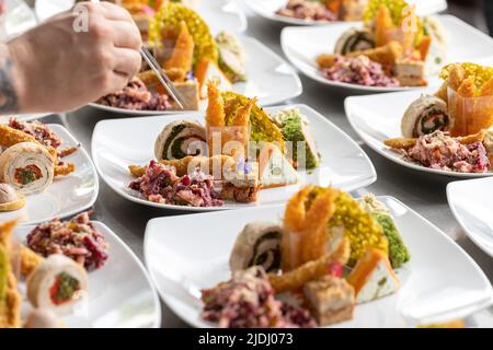 Lo chef aggiunge il tocco finale al piatto d'inizio Foto Stock