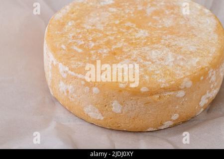 Formaggio artigianale Canastra da Minas Gerais, Brasile su carta. Foto Stock