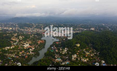 La città di Kandy nella provincia montuosa dello Sri Lanka al mattino presto. Foto Stock