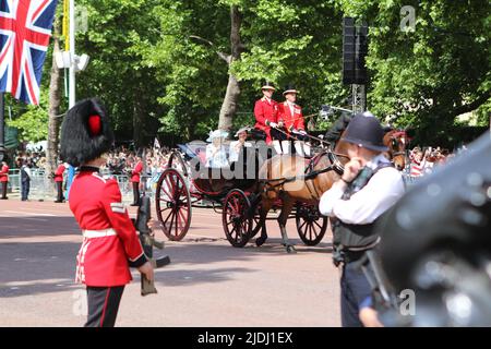 La regina Consort Camilla e la principessa di Kate del Galles cavalcano il centro commerciale durante le celebrazioni Platinum Jubilee della regina Elisabetta del 2nd Foto Stock