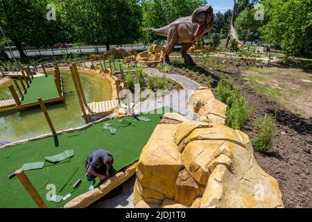 Londra, Regno Unito. 21 giugno 2022. I tocchi di rifinitura sono fatti a Jurassic Island, un campo da golf pazzo a tema dinosauro, che è stato costruito a Harrow. I dinosauri a grandezza naturale sono intervallati tra le buche del campo da golf che apre al pubblico il 2 luglio. Credit: Stephen Chung / Alamy Live News Foto Stock