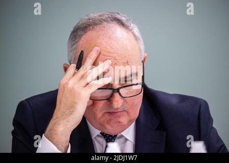 Peter McNaney, presidente del Belfast Trust durante una conferenza stampa al Royal Victoria Hospital di Belfast, a seguito della relazione Independent Neurology Inquiry. Foto Stock