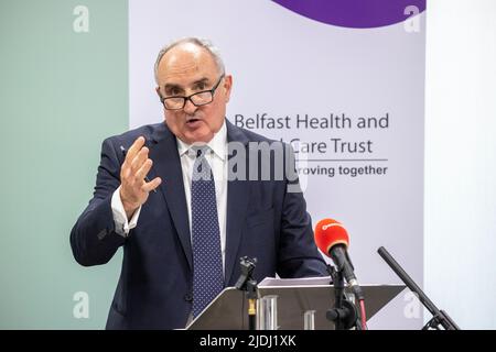 Peter McNaney, presidente del Belfast Trust durante una conferenza stampa al Royal Victoria Hospital di Belfast, a seguito della relazione Independent Neurology Inquiry. Foto Stock