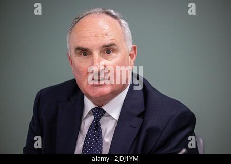 Peter McNaney, presidente del Belfast Trust durante una conferenza stampa al Royal Victoria Hospital di Belfast, a seguito della relazione Independent Neurology Inquiry. Foto Stock