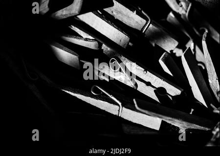 pile assortite di vecchi spilli di panni in un sacchetto utilizzato per appendere il bucato bagnato Foto Stock