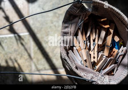 pile assortite di vecchi spilli di panni in un sacchetto utilizzato per appendere il bucato bagnato Foto Stock