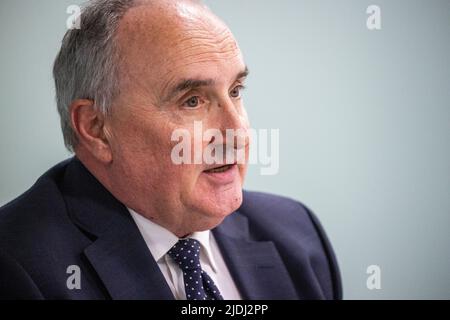 Peter McNaney, presidente del Belfast Trust durante una conferenza stampa al Royal Victoria Hospital di Belfast, a seguito della relazione Independent Neurology Inquiry. Foto Stock