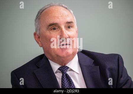 Peter McNaney, presidente del Belfast Trust durante una conferenza stampa al Royal Victoria Hospital di Belfast, a seguito della relazione Independent Neurology Inquiry. Foto Stock